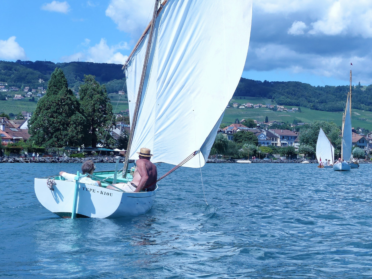 Suite de la leçon de choses sur le réglage des voiles au tiers : celle-ci est bien étarquée verticalement et l'allure abattue, avec l'écoute débordée, fait apparaitre les "bons plis", en diagonale entre le point d'amure et la tête sur la chute. 