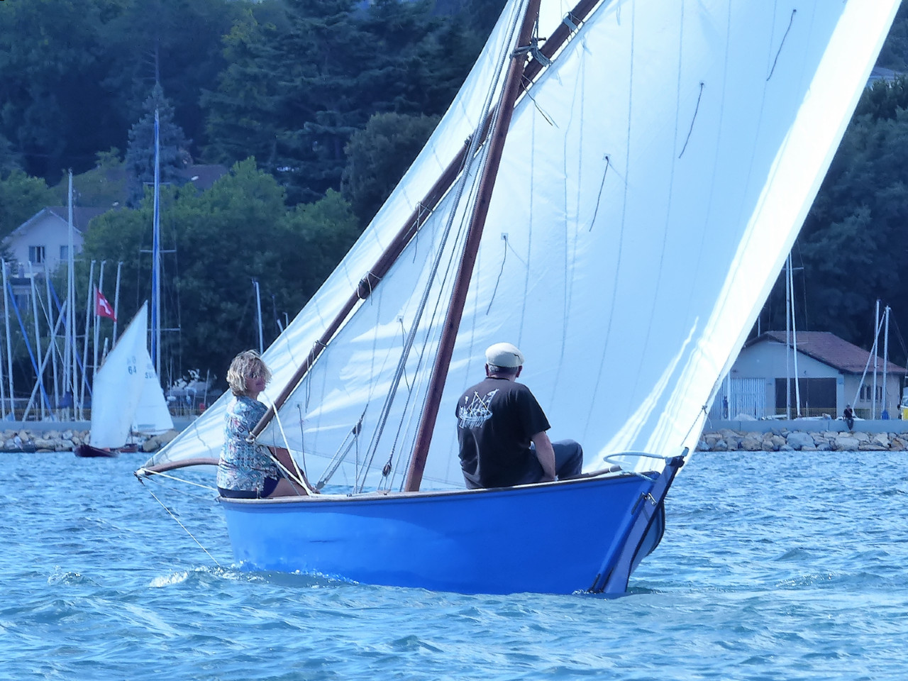La bette sous un autre angle. Eric, son barreur, nous a chaudement invités à venir naviguer sur la rade de Marseille : à suivre ! 
