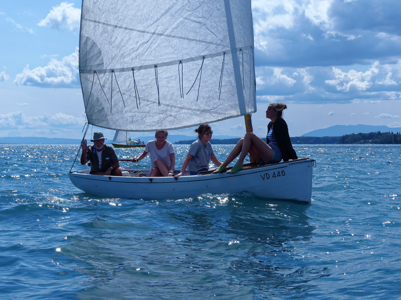 Nous avons noté que l'age moyen des équipages du Léman est nettement inférieur à celuis de ceux des rassemblement français (plus de cheveux et de jolies jambes aussi !) 