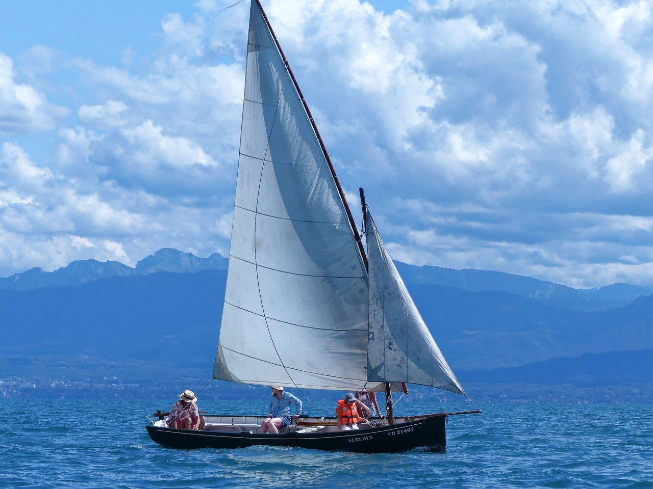 Etrange voile triangulaire locale qui n'est pas latine : nettement plus apiquée et dépourvue de toutes les manoeuvres ésotériques. 