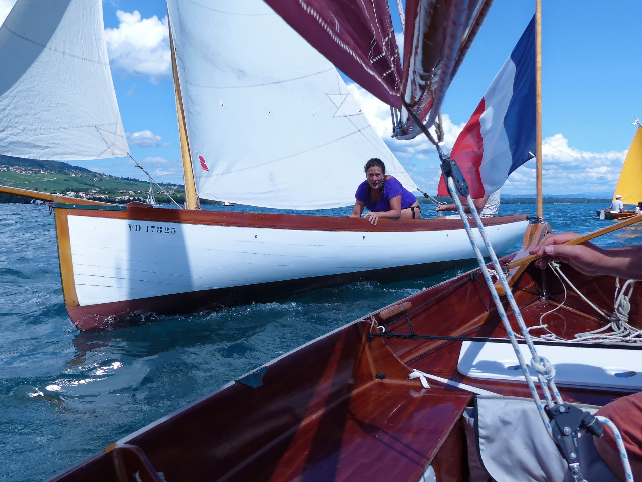 Arrivée près de la bouée au vent, on se croirait presque en régate ! 