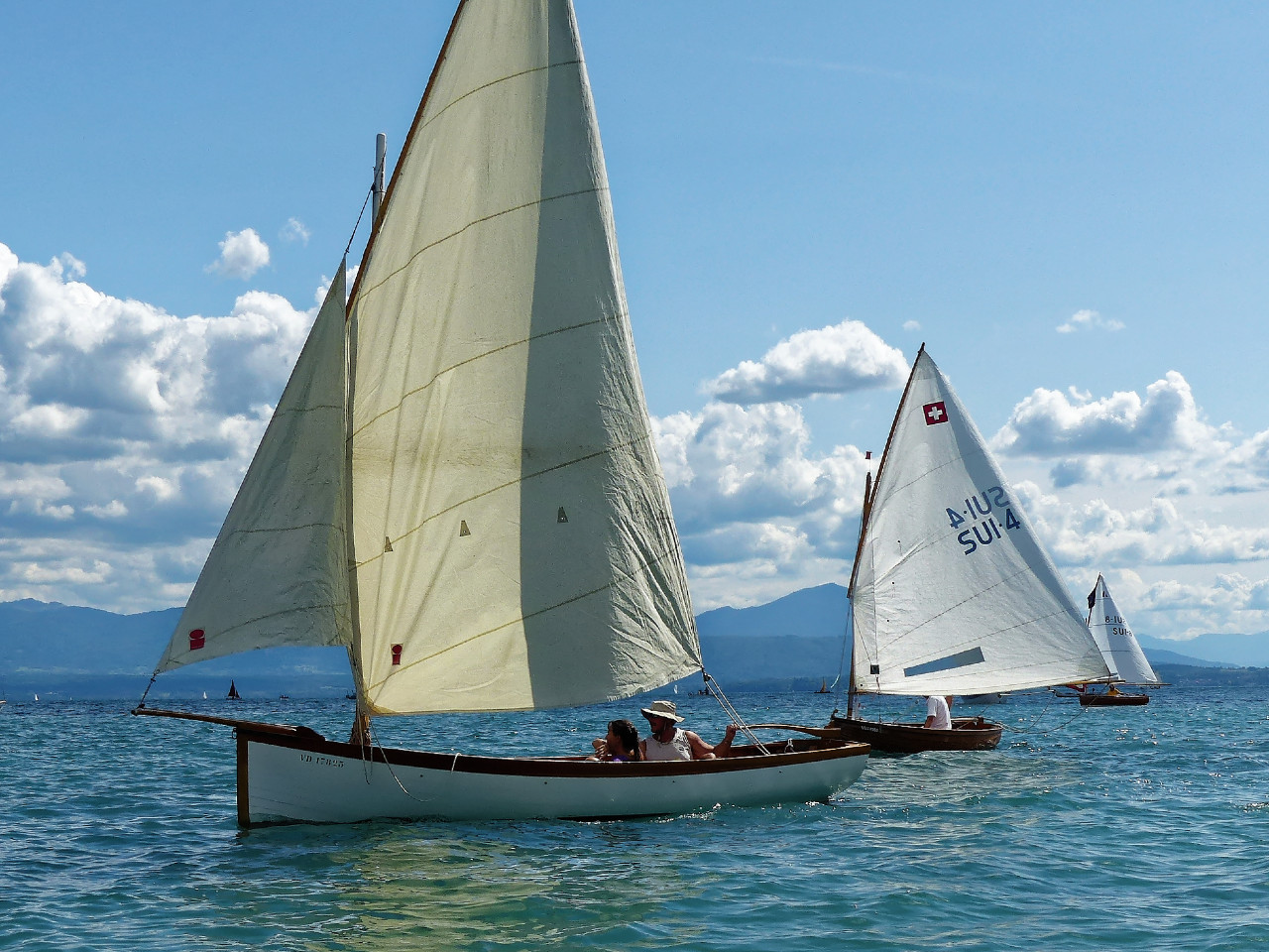 Après avoir eu juste la délicate proue de ce canot, je vous donne tout ! 