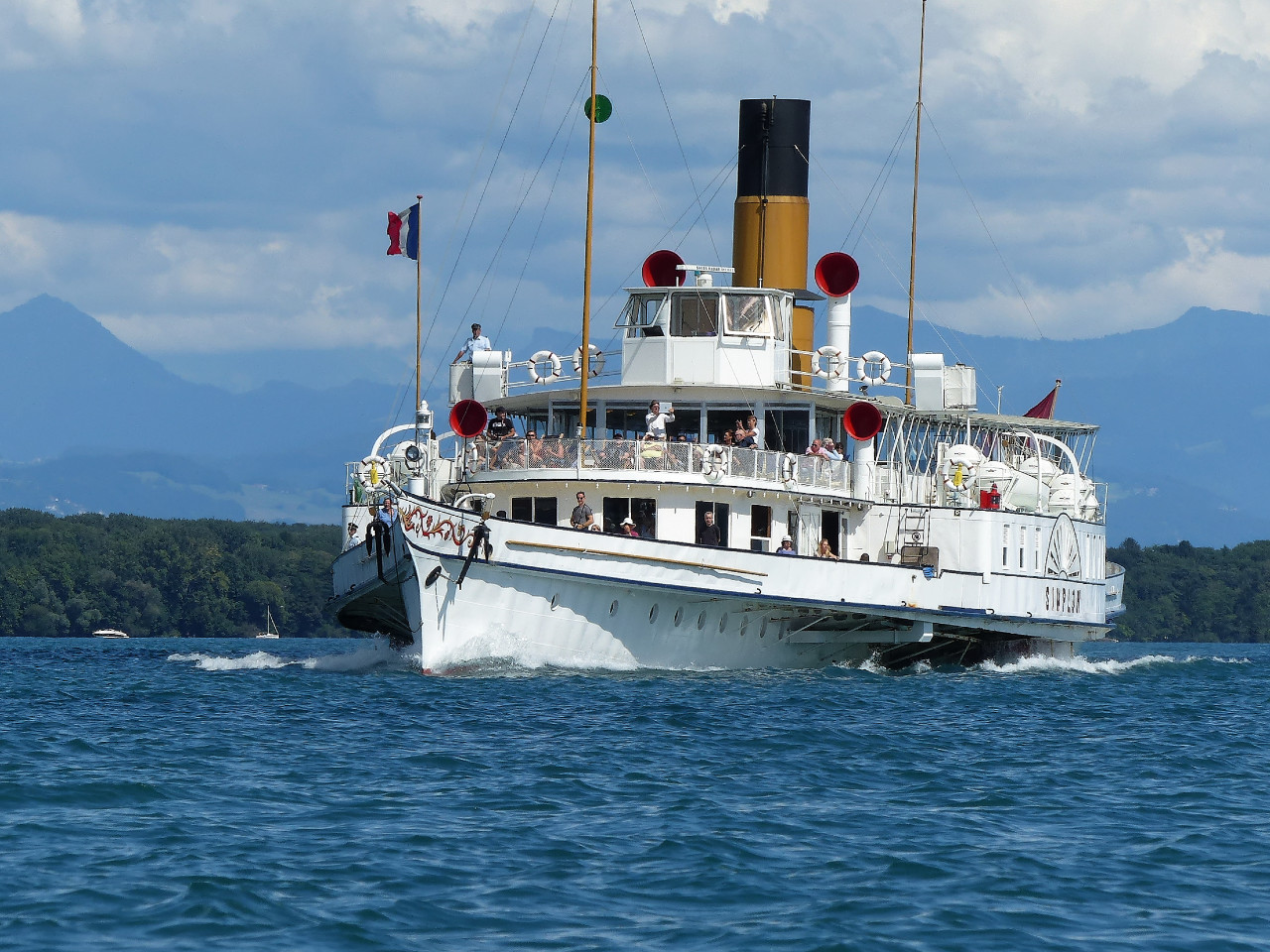 Rencontre improbable au 21e siècle ! Le Simplon est toujours propulsé par ses roues à aubes, mais le mazont a remplacé le charbon pour chauffer ses chaudières. 