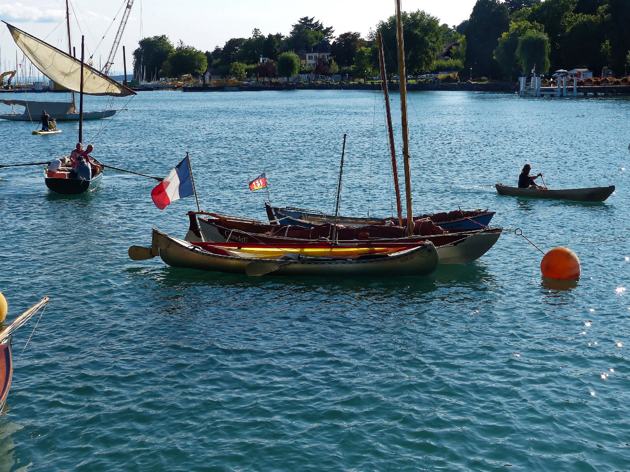 Mouillage devant l'Ile de La Harpe pour l'apéritif du samedi soir : j'ai sorti le grand pavillon sur Gandalf, pour une fois que nous sommes hors de France !