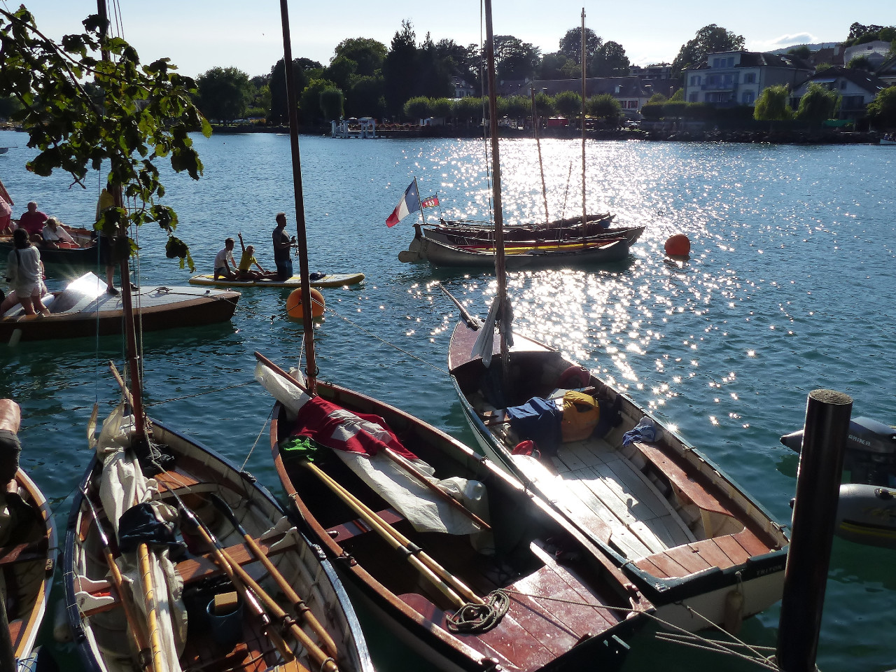 Belle assemblée de canots au ponton. 
