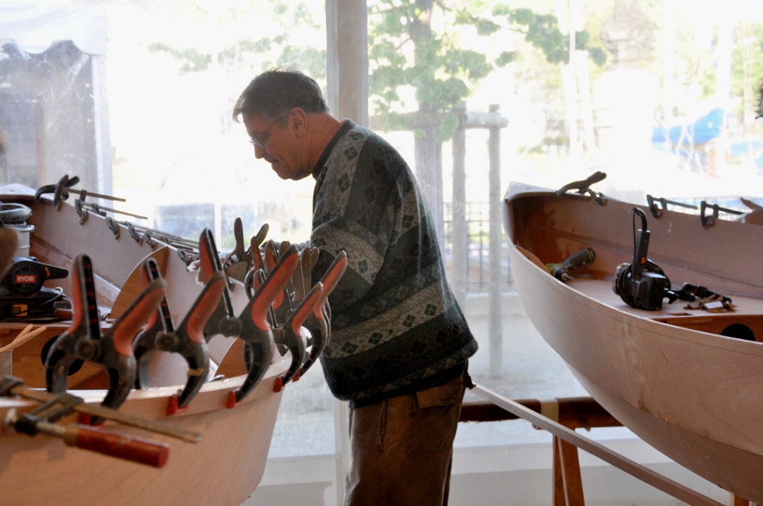 Collage du premier pli des listons, suite. 