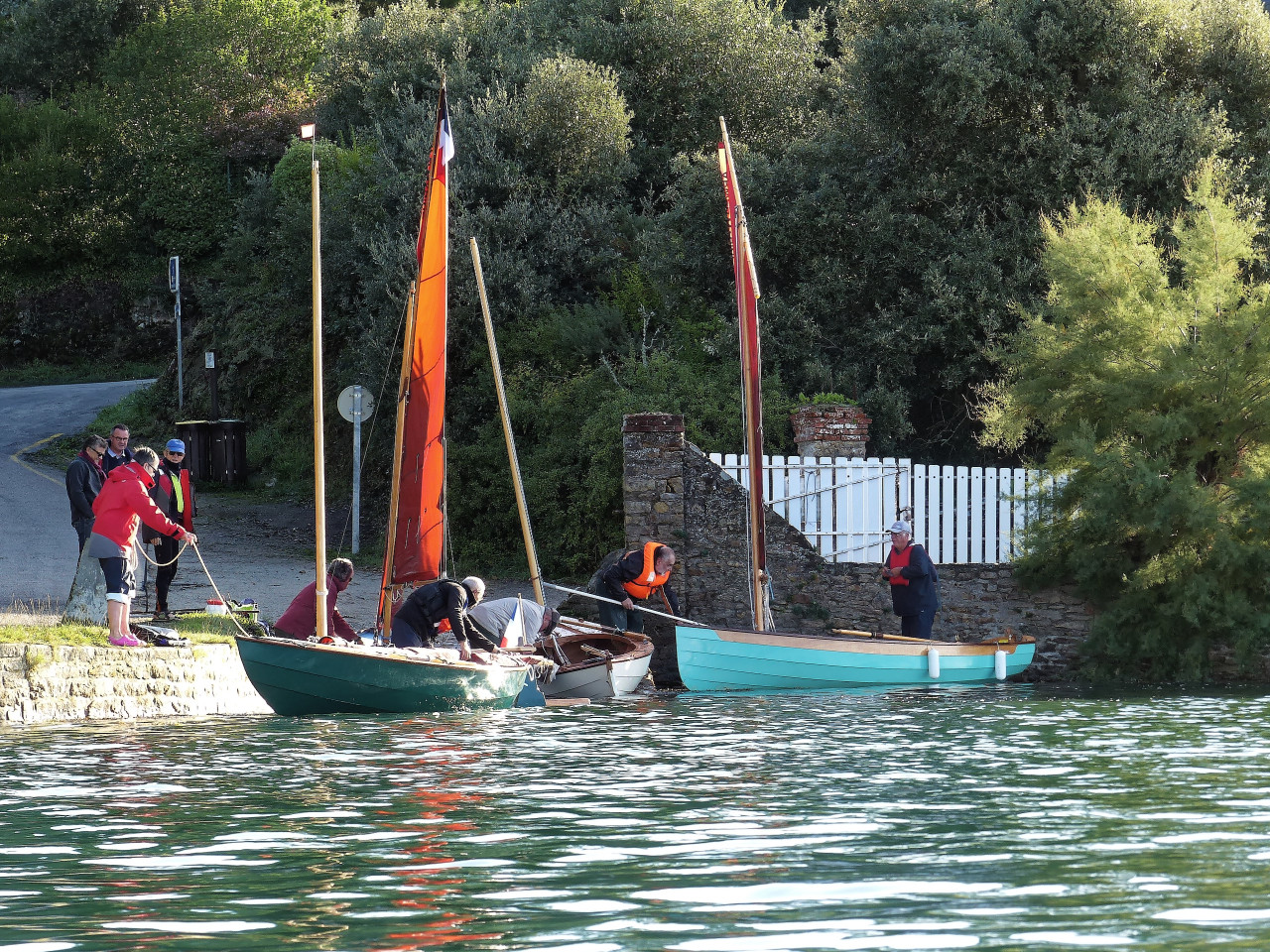 Samedi matin, le temps est nettement plus souriant lorsque nous gréons les bateaux pour partir de l'anse de Pen er Men. 