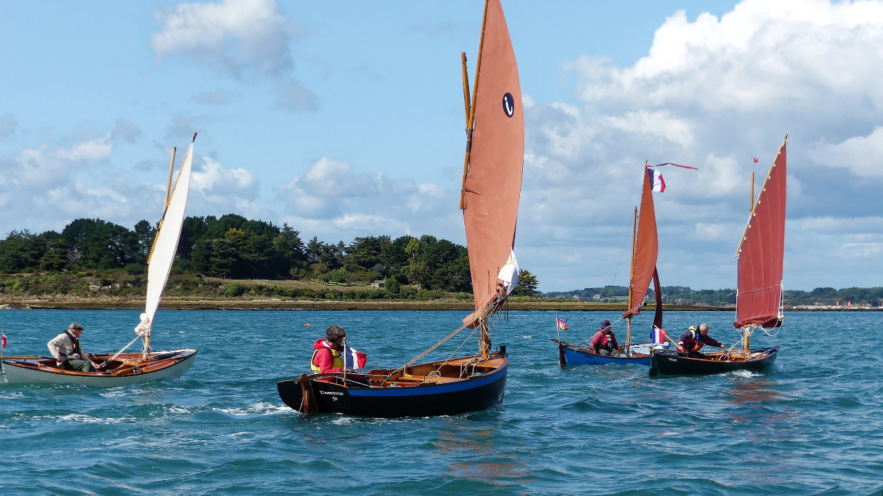 Et je suis retourné pour trois jours dans le Golfe du Morbihan pour un dernier petit tour en eau salée début septembre. On a eu du vent, du soleil et de la pluie, et puis encore du vent ! 