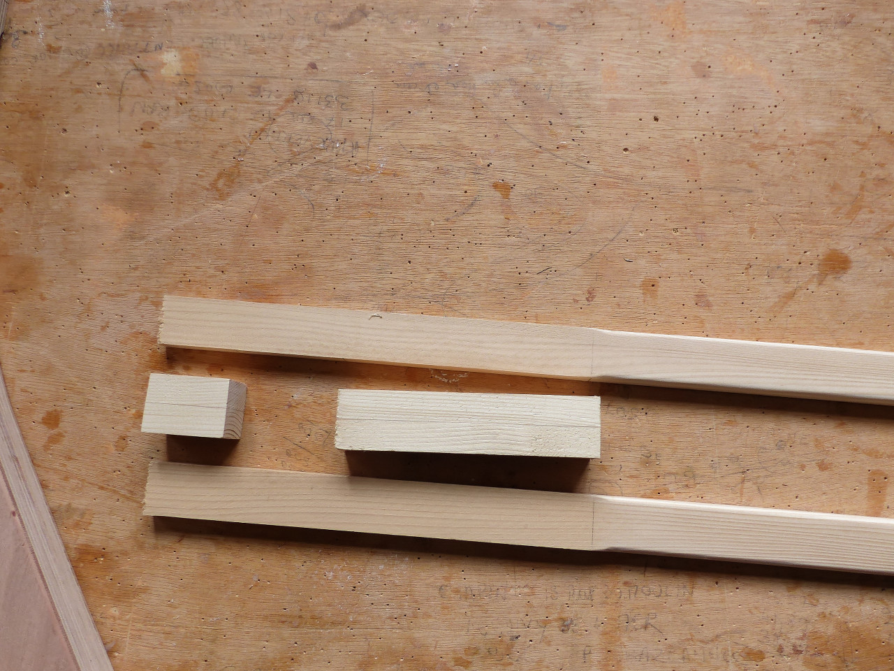 Voici mes quatre pi&egrave;ces pr&ecirc;tes pour l'assemblage. Notez que j'ai arrondi les ar&ecirc;tes int&eacute;rieures des c&ocirc;t&eacute;s avant le montage, car on a un meilleur acc&egrave;s avec la d&eacute;fonceuse et la fraise en quart de rond. 