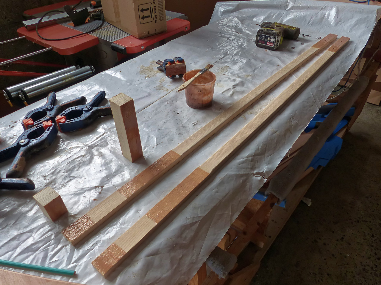 Toutes les zones de contact sont encoll&eacute;es, tant sur les c&ocirc;t&eacute;s que sur les deux cot&eacute;s des pi&egrave;ces d'&acirc;me. 