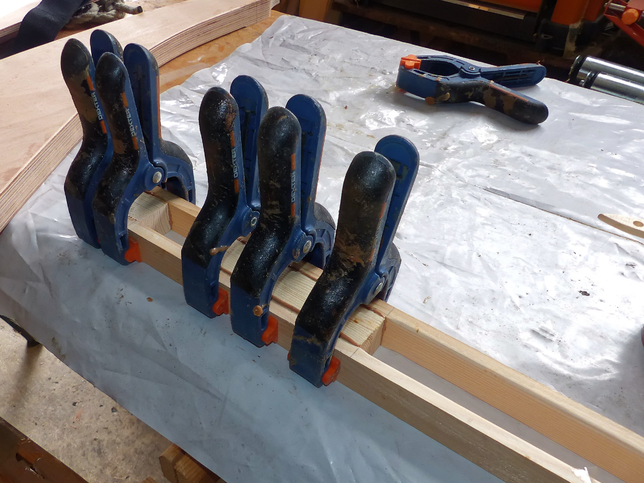 La partie arri&egrave;re est press&eacute;e gr&acirc;ce &agrave; des pinces. 