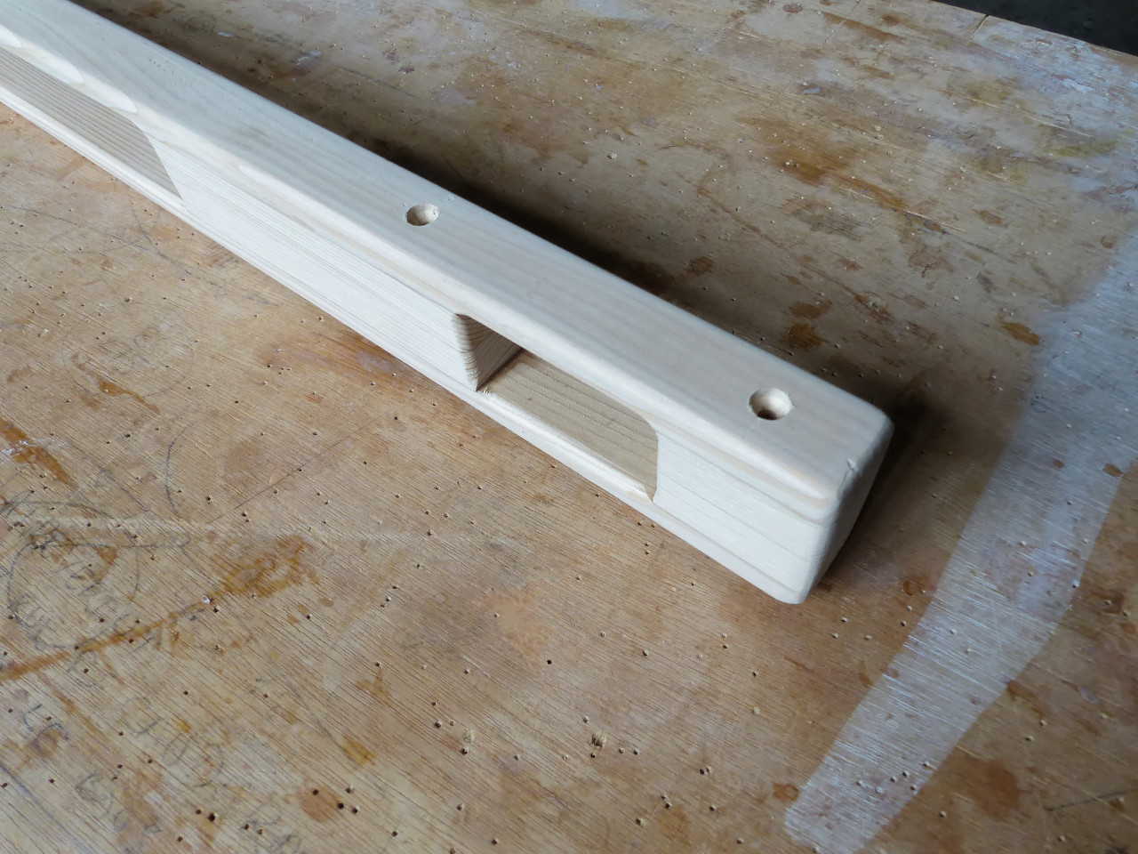 Le collage ne tiendra pas sans aide, car les efforts sur la t&ecirc;te de gouvernail peuvent &ecirc;tre violents, du fait de la longueur du bras de levier que constitue la barre. Nous allons donc renforcer le collage en ins&eacute;rant des tiges filet&eacute;es en laiton avec des &eacute;crous noy&eacute;s devant et derri&egrave;re le logement de la t&ecirc;te de gouvernail. 