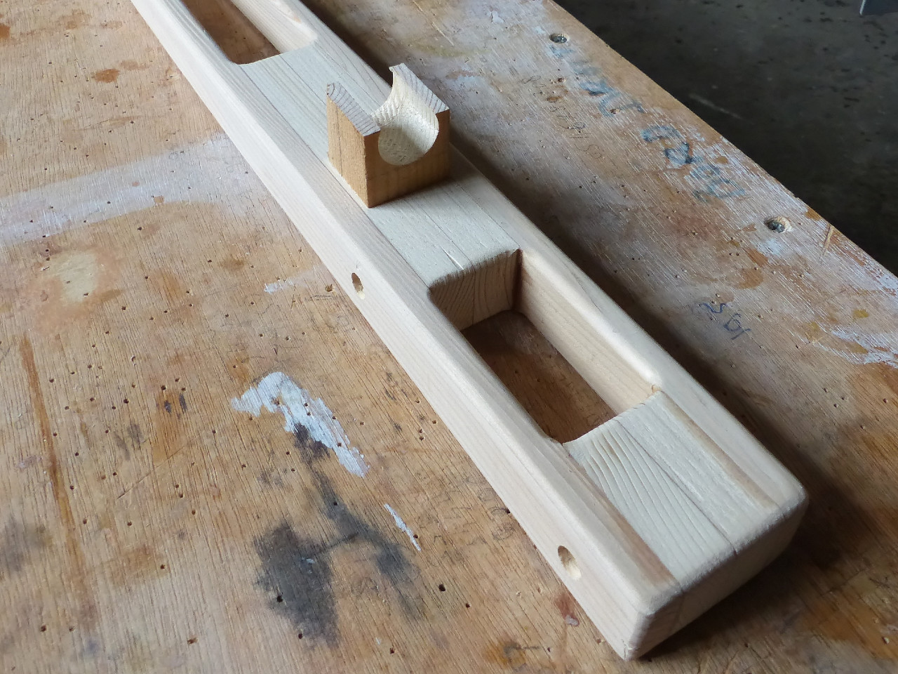 Je fabrique aussi un receptacle pour le stick : je commence par percer un tasseau, puis je coupe les 30% du dessus du trou afin qu'il soit assez creux pour tenir le stick. 