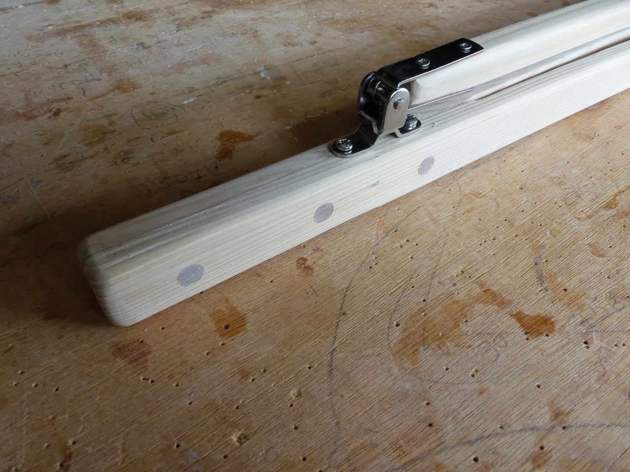 J'utilise une articulation &agrave; cardan &agrave; l'ancienne pour le bout du stick. Notez que j'ai "bouchonn&eacute;" les vis de la poign&eacute;e &agrave; l'&eacute;poxy charg&eacute;e. 