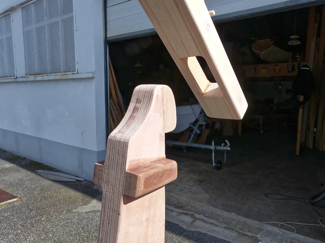 Mise en place de la barre : on l'incline &agrave; 45&deg; pour l'enfiler sur la t&ecirc;te de gouvernail d'arri&egrave;re en avant. 