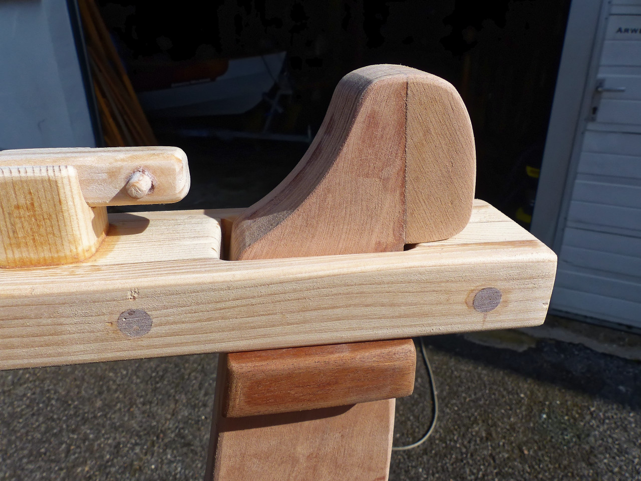 Et voil&agrave; ! Notez que les &eacute;crou des tiges filet&eacute;s sont aussi "bouchonn&eacute;s" &agrave; l'&eacute;poxy charg&eacute;e. 