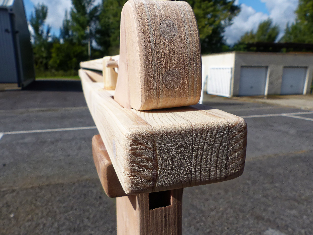 Et vue de l'arri&egrave;re de la barre, qui m&eacute;rite encore un petit pon&ccedil;age. Notez les deux trous "bouchonn&eacute;s" de fixation de "l'occiput" sur l'arri&egrave;re du gouvernail. 