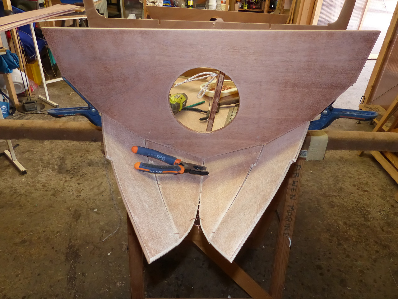 Et je reprends la construction sur le Youyou. Ici, on voit que j'ai d&eacute;j&agrave; cousu les virures 1 et 2 sur les trois cloisons. 