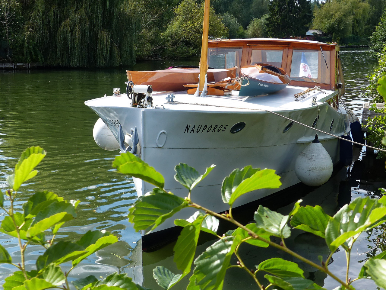 Nous avons posé le Wood Duck 12 et le Mill Creek 13 devant la timonerie du Nauporos et en route vers les Hortillonnages ! J'ai demandé à Guillaume la signification du nom "Nauporos" (qu'il n'a pas changé, comme il se doit) et il m'a dit que c'était du grec et que "nau" faisait référence à la navigation et "poros" à la puissance. En fait, Google Translate me dit que c'est bien du grec mais que cela se traduit "naufrage" en grec ancien. Soyez sympa, ne dites rien à Guillaume... 