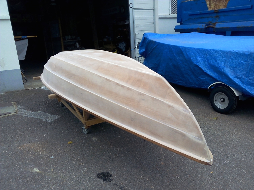 Le lendemain, je ponce cette &eacute;poxy en vue de la stratification, que je vais faire dans la foul&eacute;e (apr&egrave;s le d&eacute;poussi&eacute;rage habituel &agrave; l'aspirateur et au chiffon humide). 