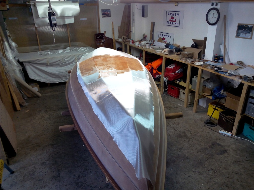 Je prends cette photo alors que je me suis arr&ecirc;t&eacute; pour mixer un nouveau gobelet d'&eacute;poxy : on voit que j'ai commenc&eacute; de saturer le tissu de verre au mileu du panneau (zone transparente) et que je progresse vers l'ext&eacute;rieur. Je mixe toujours de petites quantit&eacute;s d'&eacute;poxy afin de limiter la pression, car une fois mix&eacute;e, l'&eacute;poxy doit &ecirc;tre utilis&eacute;e dans un temps tr&egrave;s court.