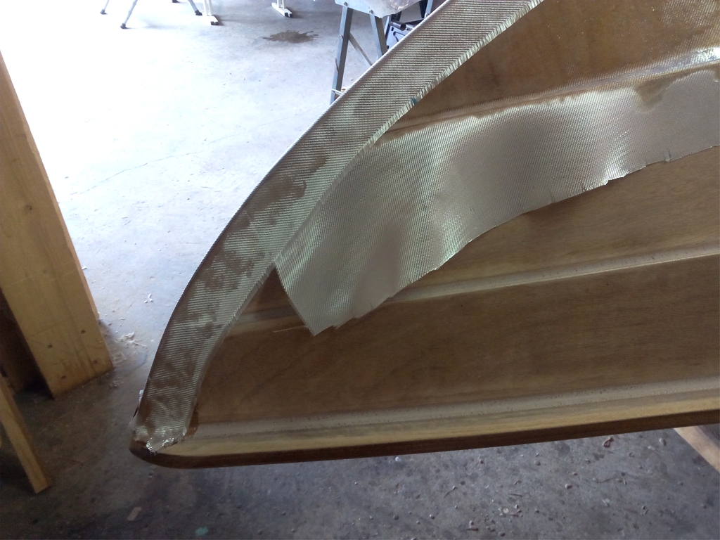 Apr&egrave;s avoir satur&eacute; toute la pi&egrave;ce de tissu de verre, qui couvre la sole et les bord&eacute;s 1, j'ajoute une bande d'une douzaine de cm de large sur l'&eacute;trave.