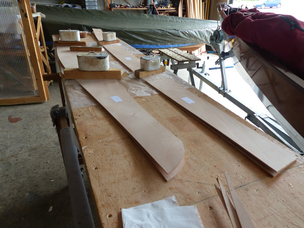 En parall&egrave;le, je colle les joints-puzzle des panneaux de coque du Wood Duckling. 