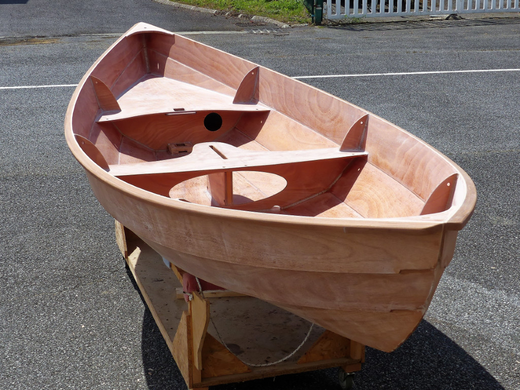 Dont acte : j'ai d'abord aras&eacute; les listons &agrave; la ponceuse &agrave; bande, puis pass&eacute; un coup de d&eacute;fonceuse avec une fraise en quart de rond sur leur ar&ecirc;te sup&eacute;rieure ext&eacute;rieure.