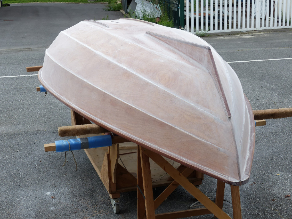 Quelle belle poudre blanche, comme aimait &agrave; dire Pablo E. ! Je ponce la surface ext&eacute;rieure en vue de la peinture. 