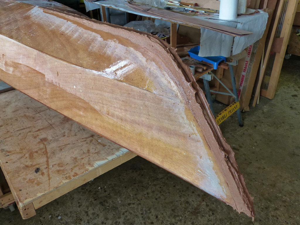 Cette horrible image est le d&eacute;but de la chirurgie esth&eacute;tique que je fais sur les extr&eacute;mit&eacute;s du Shearwater Sport Hybride (pont latt&eacute; sur coque en contreplaqu&eacute;) de Christophe qui souhaite pouvoir ajouter des bandes-molles d'un m&egrave;tre de long pour les prot&eacute;ger. Il a aussi ajout&eacute; trois fausses-quillles sous le cockpit, qui seront aussi pourvues de bandes-molles. Pour l'instant, j'enduis les deux c&ocirc;t&eacute;s des extr&eacute;mit&eacute;s de mastic &eacute;poxy pour apporter du volume afin de pouvoir cr&eacute;er un "plat" pour la bande-molle.