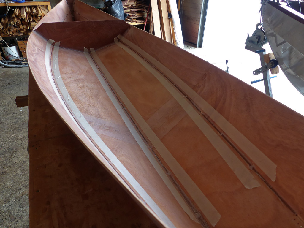 J'ai coup&eacute; et extrait toutes les sutures de la coque du Wood Duckling. En vue de la r&eacute;alisation des joints int&eacute;rieurs, j'ai pos&eacute; des bandes Gordini qui m'aideront &agrave; obtenir des joints r&eacute;guliers. 