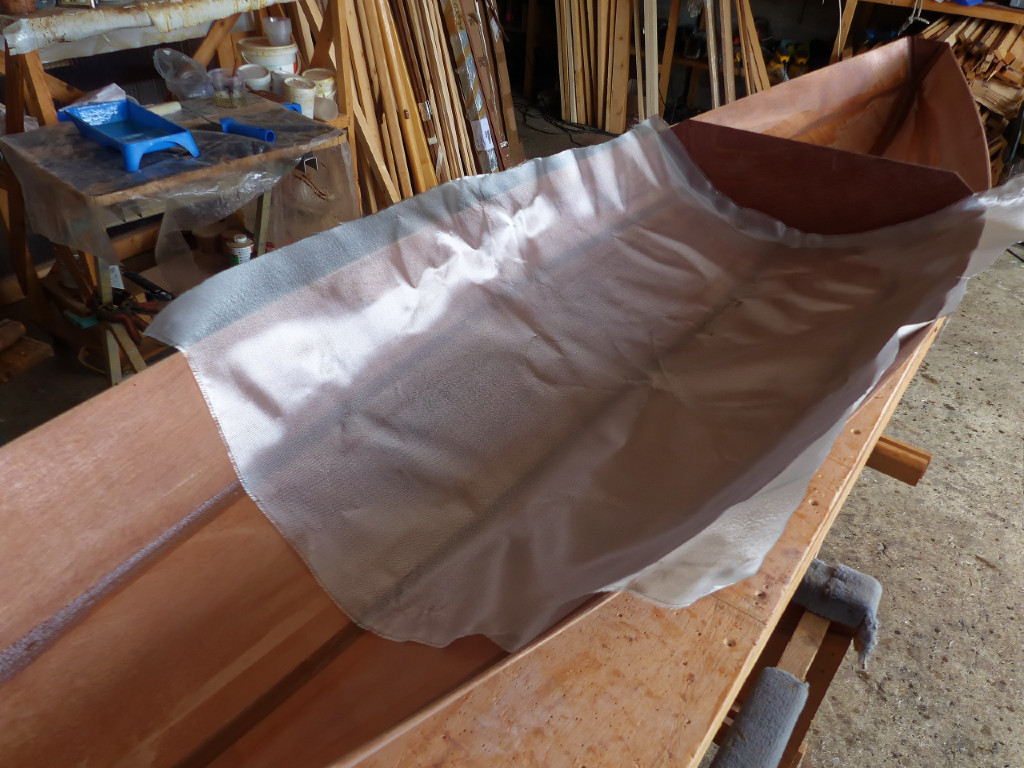 Joints faits, j'ai arrach&eacute; les bandes Gordini et pos&eacute; le tissu de verre qui prot&egrave;gera la surface int&eacute;rieure du cockpit et renforcera cette zone en compl&eacute;ment de la stratification ext&eacute;rieure. C'est assez d&eacute;licat car les joints sont encore mous et collants. 