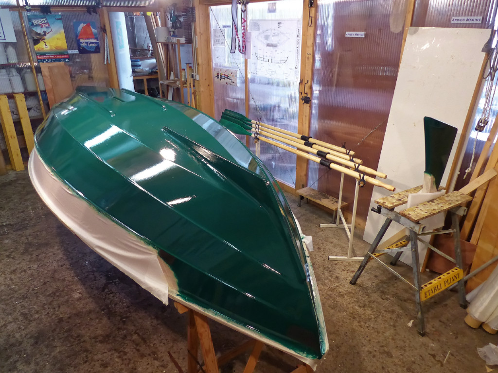 Je continue avec la brume de jade sur le Skerry. On voit que je peins aussi la pale des quatre avirons et le gouvernail, qui sera toutefois verni dans sa partie haute. 