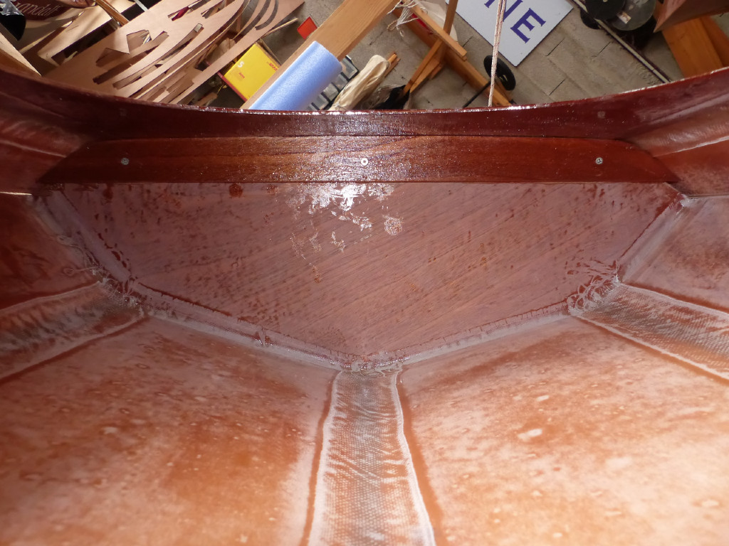 C&ocirc;t&eacute; Wood Duckling, je suis toujours en pr&eacute;paration du collage du pont sur la coque, et j'ai recycl&eacute; le couple temporaire du pont afin de combler le vide d'une bonne douzaine de millim&egrave;tres de hauteur entre le pont et le haut de la cloison qui s&eacute;pare le cockpit du compartiment arri&egrave;re. Je l'ai un peu retaill&eacute; puis viss&eacute;-coll&eacute; sur le haut de la cloison. Voici la vue depuis le cockpit. 