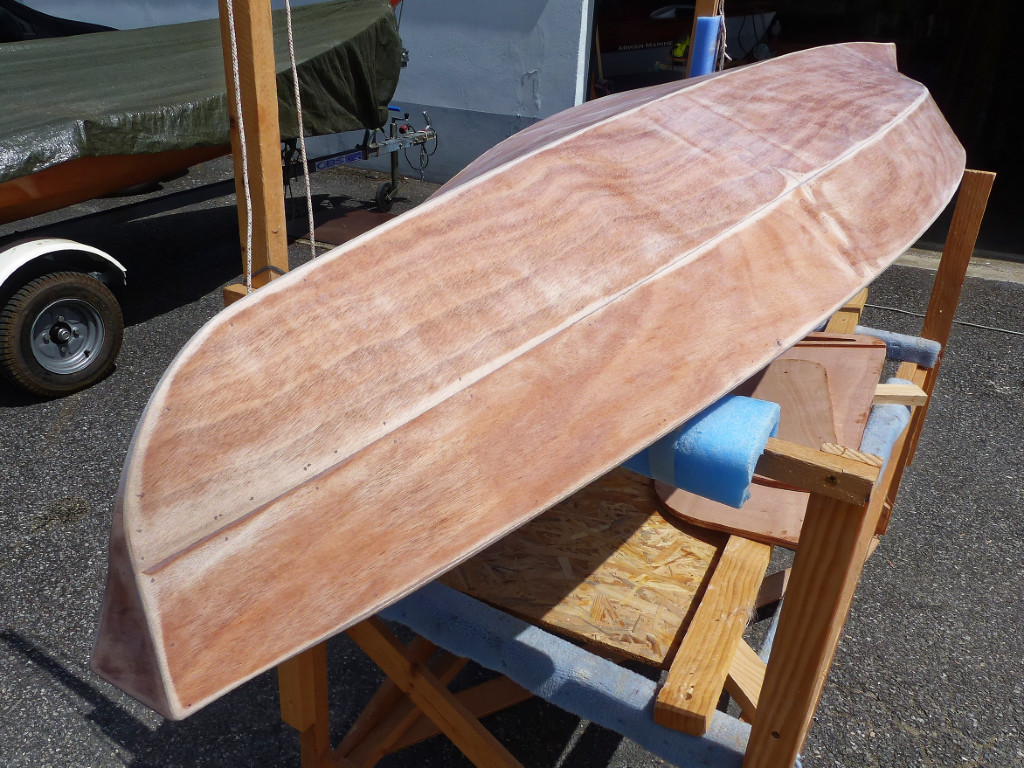 Un fois l'&eacute;poxy durcie, je fais un pon&ccedil;age approfondi de la coque afin d'&eacute;liminer toutes les asp&eacute;rit&eacute;s en arrondissant toutes les ar&ecirc;tes, en vue de la stratification. 