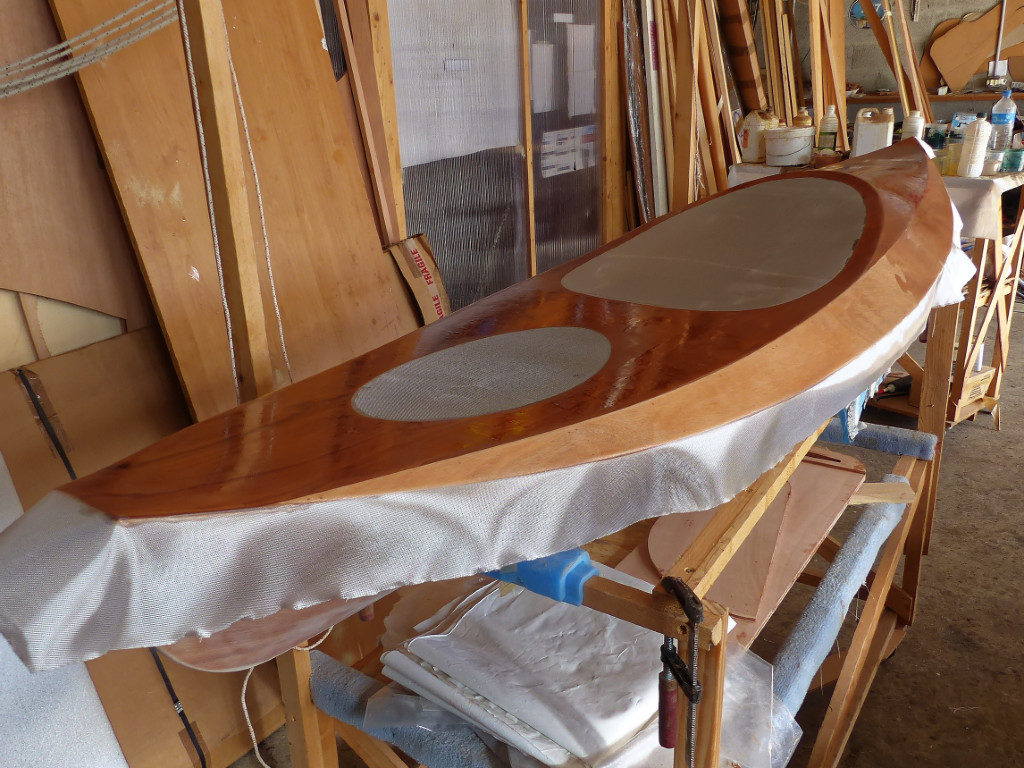 Je commence par saturer le tissu de verre qui couvre le pont, puis je coupe ce qui d&eacute;passe sur le bord en laissant une petite dizaine de centim&egrave;tres que je vais rabattre sur le panneau lat&eacute;ral. 