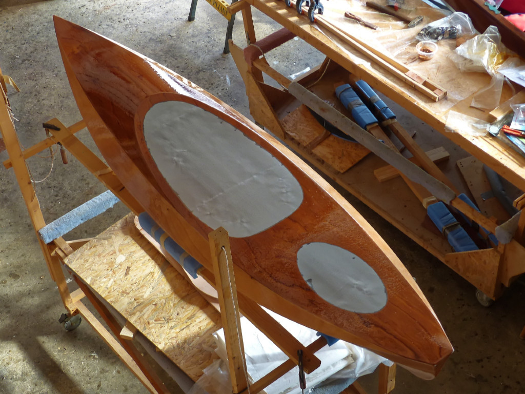 Cette photo de dessus montre que j'ai pr&eacute;-assembl&eacute; la barre du Skerry. J'avance au ralenti sur ses "accessoires" pendant que je fais le vernis car le voilier est tr&egrave;s en retard et je ne veux pas finaliser les espars sans disposer des voiles. 