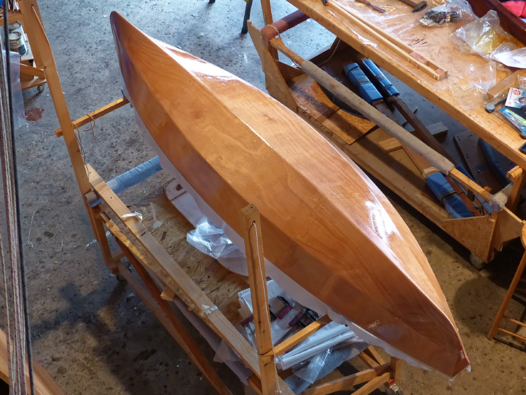 Je ne r&eacute;siste pas au plaisir de faire une photo de dessus de cette jolie coque. Son "V" tr&egrave;s ouvert au milieu lui donne une forte stabilit&eacute; primaire, alors que la finesse des extr&eacute;mit&eacute;s lui donne une bonne "accroche" qui ne limite pas la maniabilit&eacute; apport&eacute;e par la courbure de la ligne de quille (cette derni&egrave;re est plus visible sur la photo pr&eacute;c&eacute;dente). 