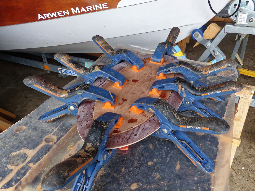 Quelques unes de leurs copines ont l'air de se faire la dent sur le collage du raidisseur de trappe. 