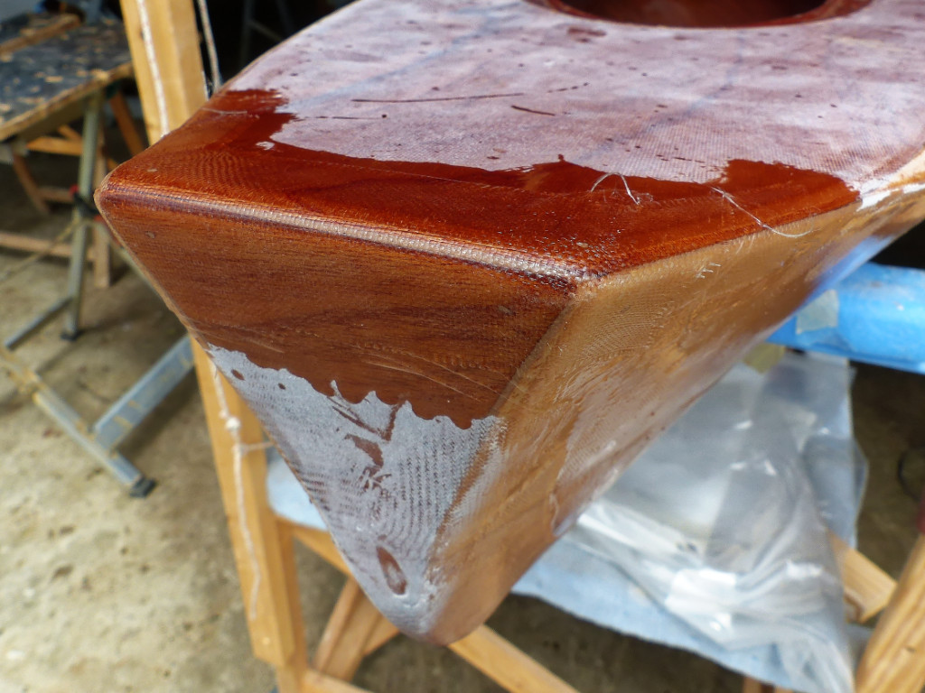 J'ai aussi ajout&eacute; un petit renfort de fibre de verre en haut du tableau arri&egrave;re. 