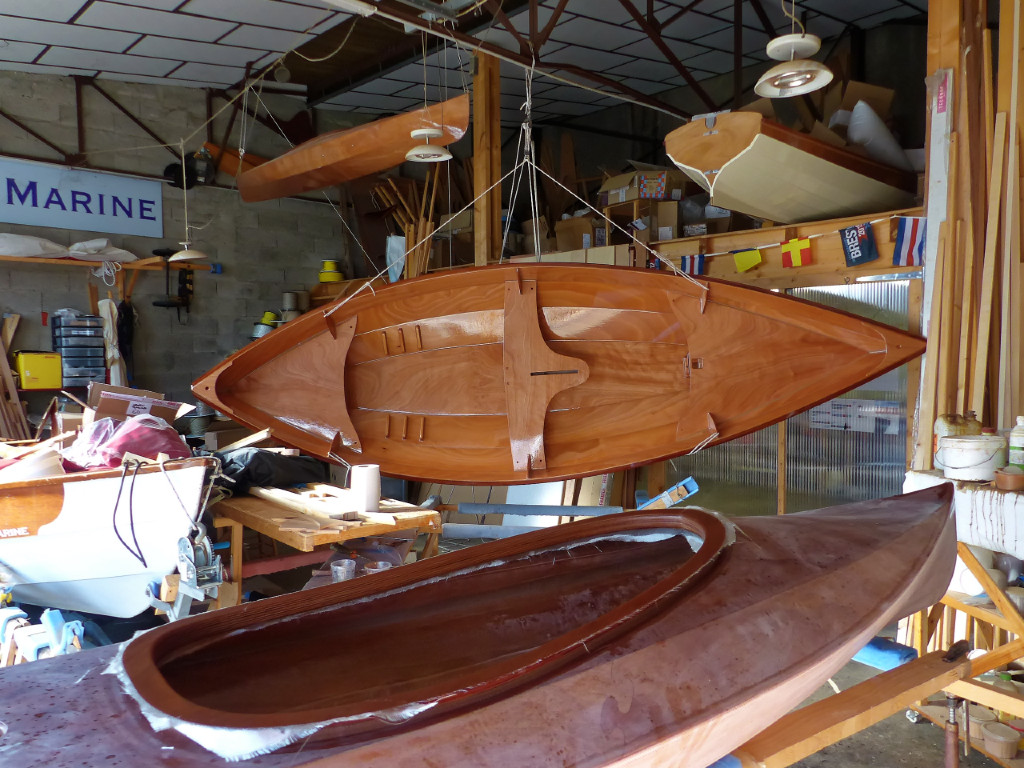 Je raidis le palan tribord afin de brider le mouvement, puis je l&egrave;ve le Skerry par le palan b&acirc;bord. 