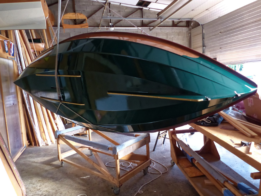 On voit que le palan tribord tient la oque sur sa tranche. 