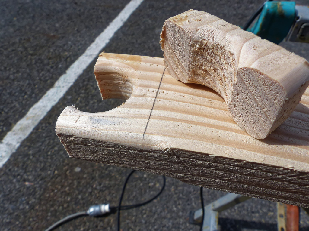 Puis on coupe l'extr&eacute;mit&eacute; du bout de bois afin de transformer le "O" en "U" (c'est mon c&ocirc;t&eacute; lettr&eacute; qui ressort). Notez que la coupe est nettement au-dessus du diam&egrave;tre du trou afin d'avoir un "U" profond et resserr&eacute; &agrave; l'ouverture. 