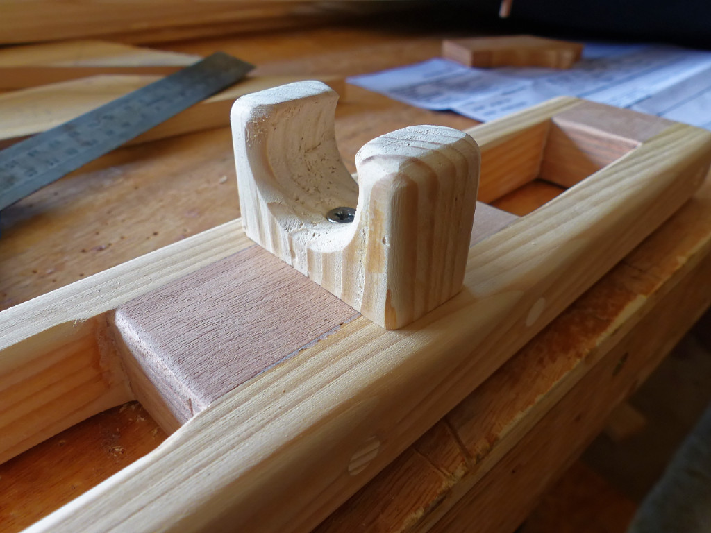 On coupe sur le trait d&eacute;j&agrave; trac&eacute; sur l'image pr&eacute;c&eacute;dente, on perce pour une vis au fond du "U", et on fixe sur la barre. 