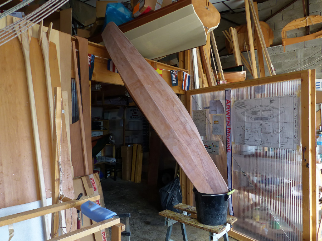 Puis je coule le "rempli d'extr&eacute;mit&eacute;" de larri&egrave;re du Wood Duckling, et je plonge sa poupe dans un seau d'eau afin de diffuser la chaleur qui se d&eacute;gage lors de la r&eacute;action d'un bloc d'&eacute;poxy. En l'esp&egrave;ce, je ne pas s&ucirc;r que ce soit n&eacute;cessaire car le bloc est bien petit : 100 ml d'&eacute;poxy seulement. 