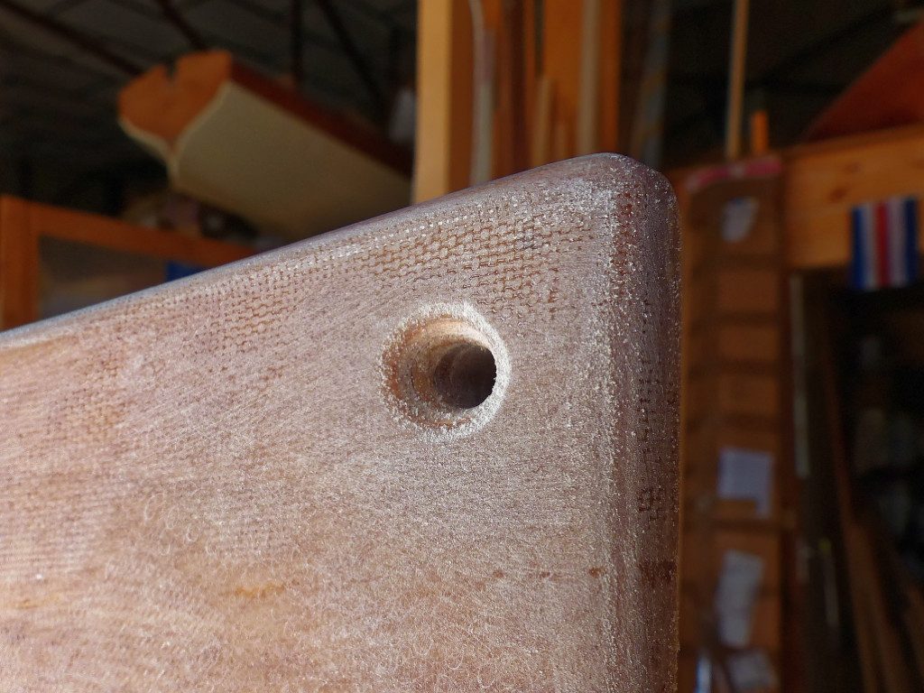 Une fois les remplis d'extr&eacute;mit&eacute; durcis, je perce &agrave; travers le haut de l'&eacute;trave afin d'avoir un point de fixation pour une poign&eacute;e en cordage. 