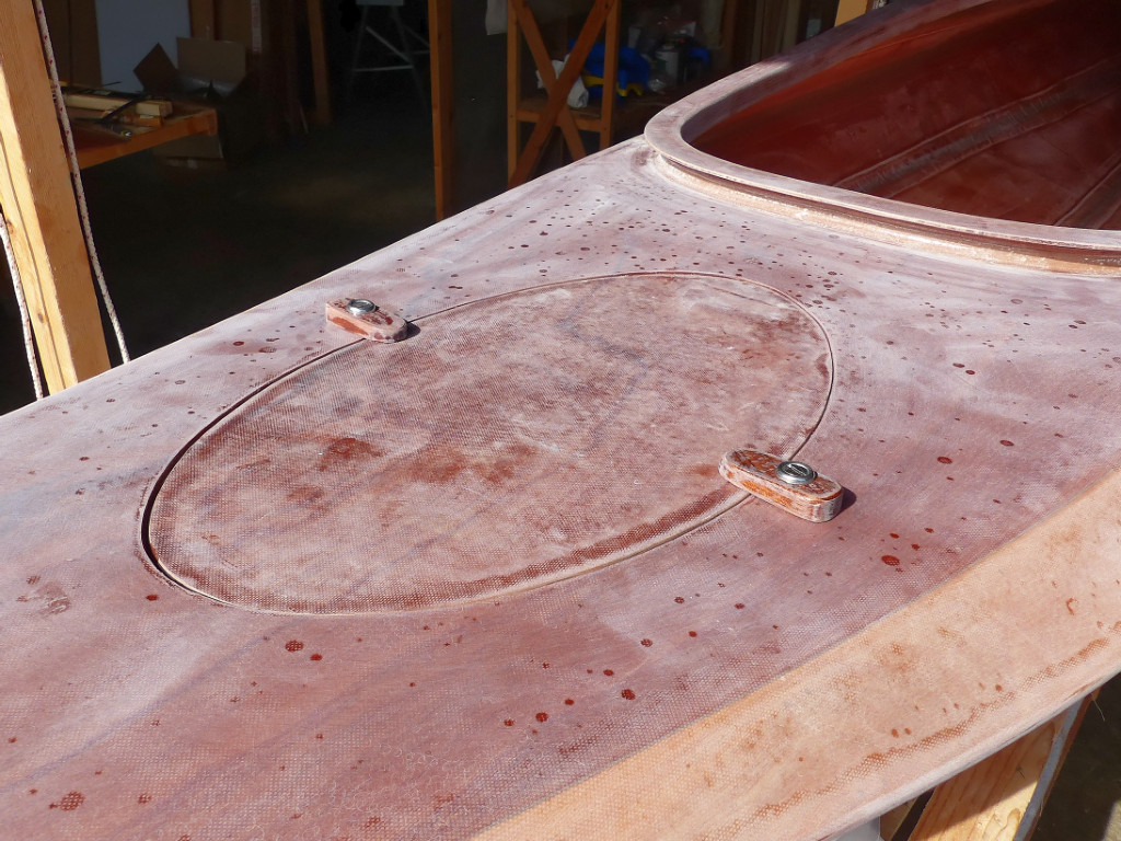 J'ai finalement opt&eacute; par une fermeture par deux taquets pivotants pour la petite trappe arri&egrave;re. 