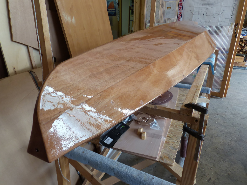 Je repasse une derni&egrave;re couche d'&eacute;poxy afin de finir de remplir la trame du tissu de verre. 