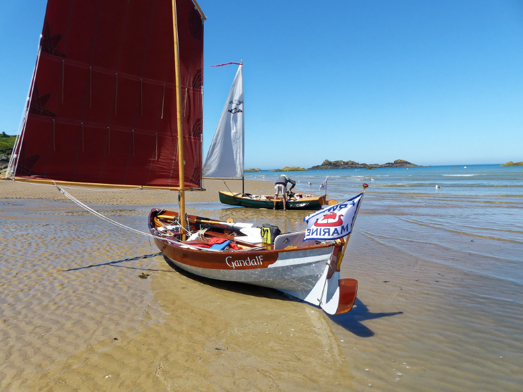 Gandalf et Atipik sur le sable à l'entrée du havre de Rothéneuf le mardi 26 juin, en prélude au Challenge Naviguer Léger, qui doit commencer le jeudi.