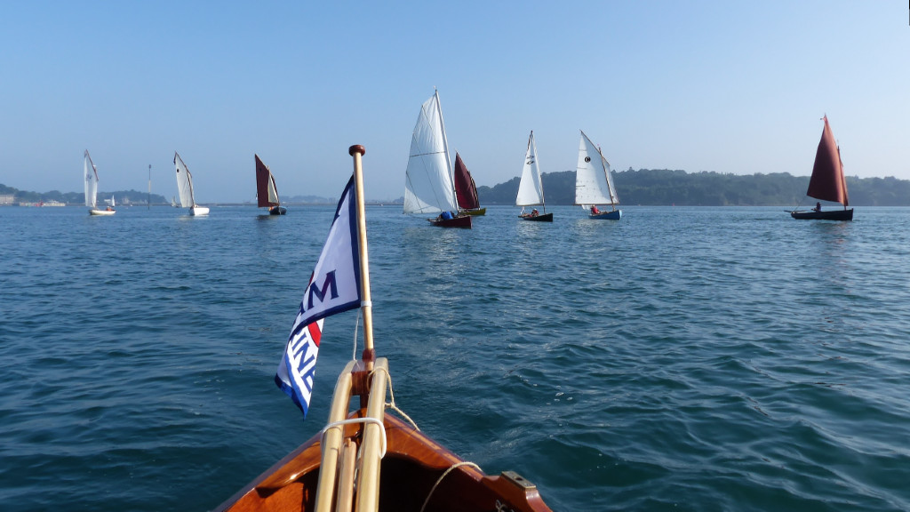 Justement, le jeudi matin, voici une partie de notre flottille de 15 bateaux en route vers le barrage de la Rance. 